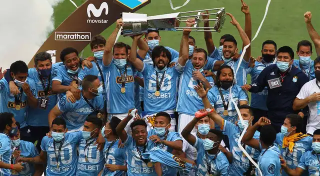 Sporting Cristal levantando la copa del 2020