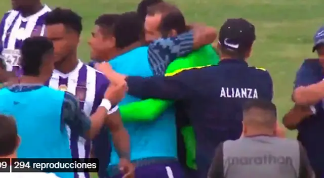 Barcos y Farfán abrazados al final del partido en Ayacucho