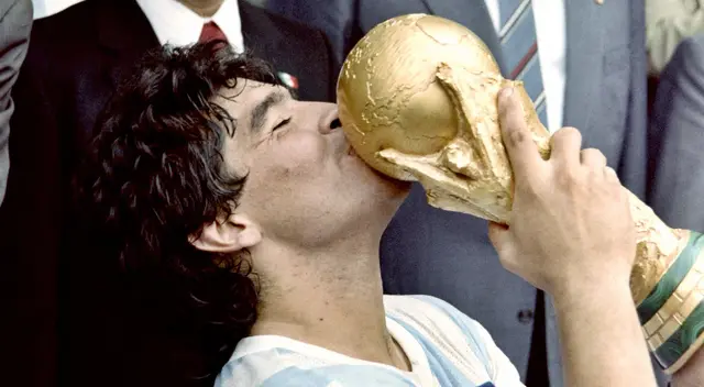 Diego Armando Maradona es considerado el mejor jugador de toda la historia en la Selección Argentina. Diego Armando Maradona es considerado el mejor jugador de toda la historia en la Selección Argentina.