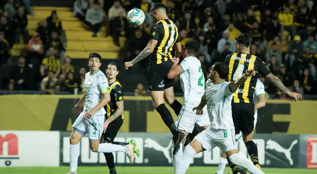 Peñarol y La Luz juegan en el Estadio Centenario.