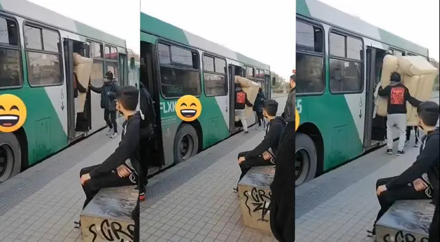 Se ahorra el taxi y sube su sofá recién comprado al bus: "Asiento asegurado" Se ahorra el taxi y sube su sofá recién comprado al bus: "Asiento asegurado"