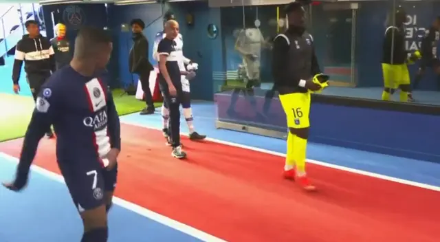 Kylian Mbappé lanzó repudiable gesto contra rival tras goleada del PSG Kylian Mbappé lanzó repudiable gesto contra rival tras goleada del PSG