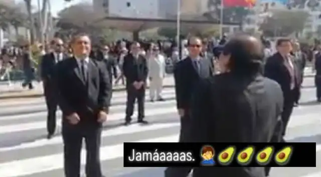 Daba emblemático discurso pero un 'gallo' termina arruinando el momento: "¿Qué fue 'mano'?"