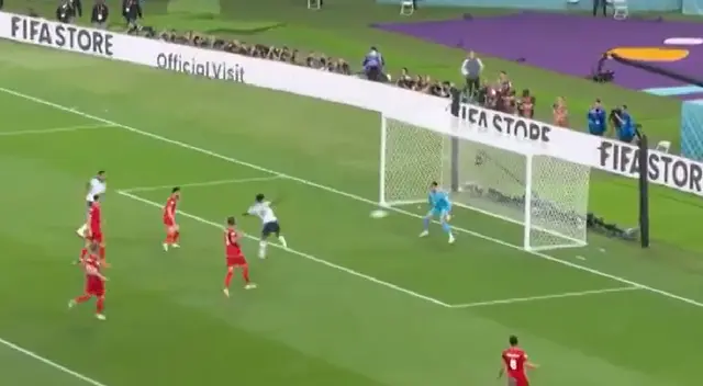Sterling aparece para marcar el tercer 'tanto' del partido entre Inglaterra vs. Irán.