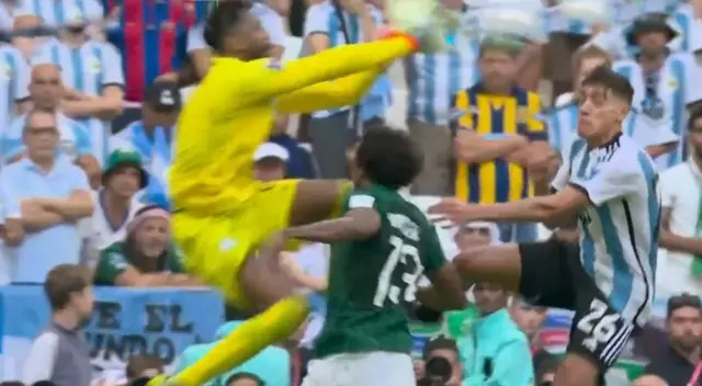 Duro golpe del portero de Arabia Saudita sobre Al Shahrani Duro golpe del portero de Arabia Saudita sobre Al Shahrani