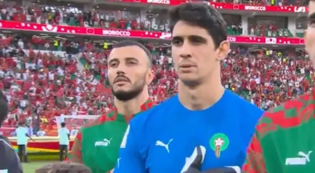 Yassine Bounou no se encuentra dentro del campo a pesar de haber realizado el calentamiento previo.