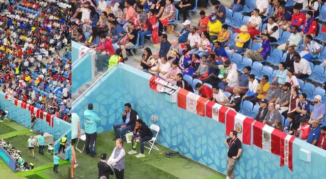 Las tribunas del Al Janoub de Qatar se visten de rojo y blanco gracias a curioso acto de hinchas presenciando el decisivo encuentro de Australia en la Copa del Mundo. | Fuente: Carlos Salinas.  