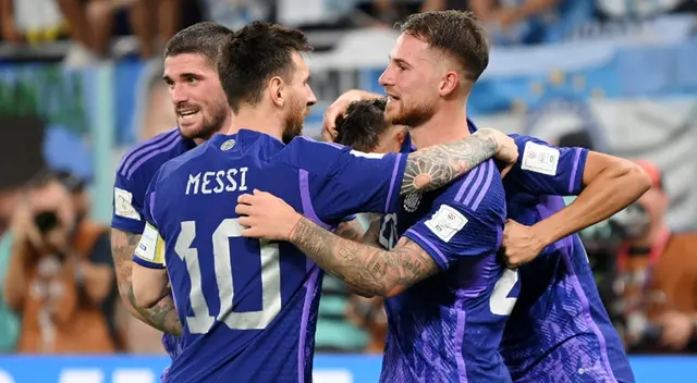 Alexis Mac Allister celebra su gol con Lionel Messi en el Estadio 974.