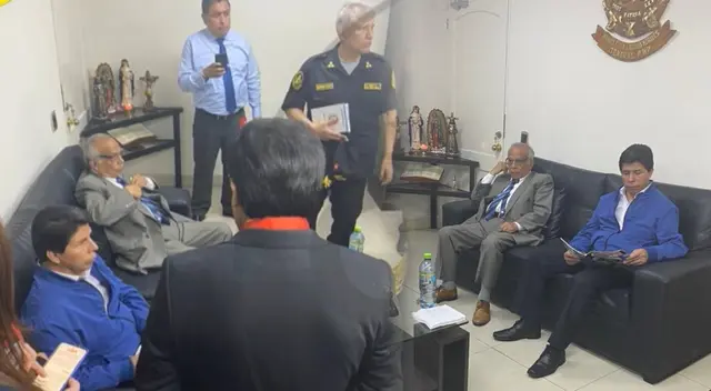 Pedro Castillo permanece en la Prefectura acompañado de Torres
