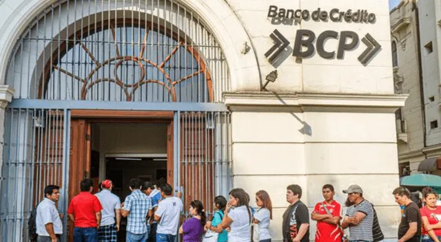 Incluso los negocios más poderosos deben de modificar el color de sus carteles publicitarios para mantener la arquitectura colonial del centro histórico de la capital. | Fuente: Alamy.