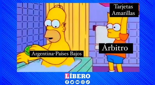 El árbitro de cuartos amonestando a los 'albicelestes'.