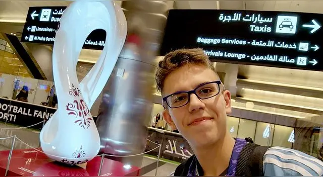 Joven argentino es sorprendido con viaje a Qatar, donde podrá ver la final del Mundial 2022.