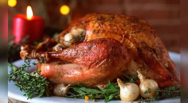 Existe una receta única para tener un pavo jugoso y crocante.