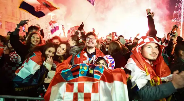 Esta fue la celebración de hinchas croatas en Zagreb tras la victoria ante Marruecos. Foto: AFP Esta fue la celebración de hinchas croatas en Zagreb tras la victoria ante Marruecos. Foto: AFP