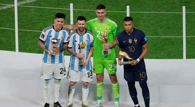 Kylian Mbappé y el gesto en su rostro durante foto protocolar Kylian Mbappé y el gesto en su rostro durante foto protocolar