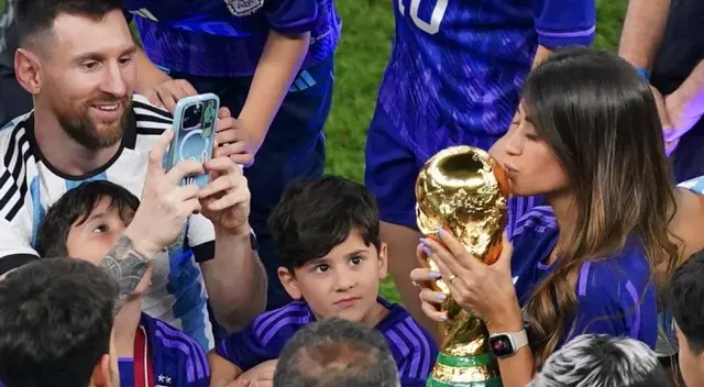 Antonela Rocuzzo besa la Copa del Mundo luego de que Argentina se coronara campeón del Mundo. Foto: EFE
