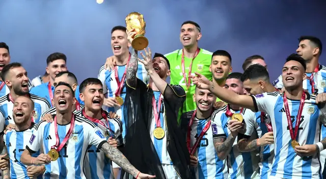 Lionel Messi alzando la Copa del Mundial Lionel Messi alzando la Copa del Mundial