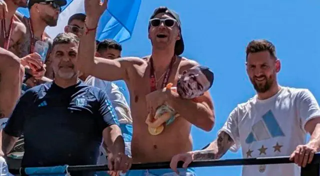 Dibu Martínez con un muñeco bebé de Kylian Mbappé Dibu Martínez con un muñeco bebé de Kylian Mbappé