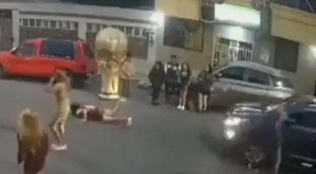 Jóvenes quisieron interpretar coreografía en plena pista, pero no esperaban agresiva reacción de un chofer. Jóvenes quisieron interpretar coreografía en plena pista, pero no esperaban agresiva reacción de un chofer.