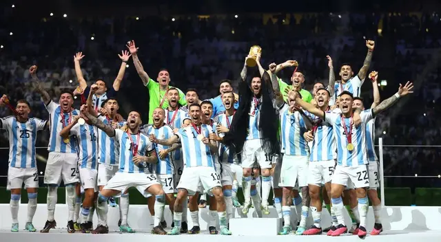Este jugador le entregó la medalla de oro a su respectivo club. Este jugador le entregó la medalla de oro a su respectivo club.