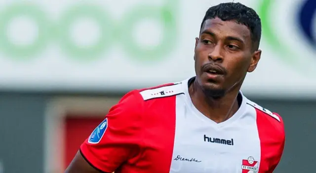 Feyenoord consultó por el peruano Miguel Araujo