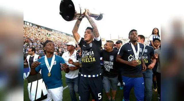 Plantel de Alianza Lima celebrando el campeonato 2017