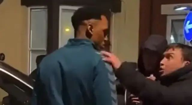 Yerry Mina fue confrontado por hinchas de Everton Yerry Mina fue confrontado por hinchas de Everton