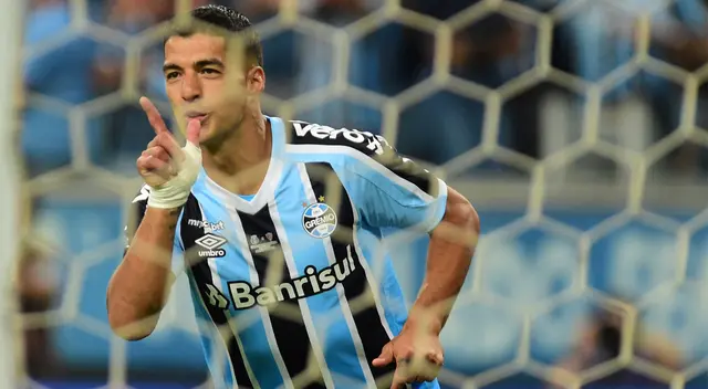 Luis Suárez convirtió hat-trick en su debut con Gremio. Luis Suárez convirtió hat-trick en su debut con Gremio.