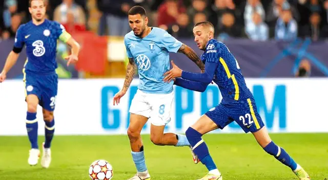 Sergio Peña con Malmö en un duelo de Champions League ante Chelsea