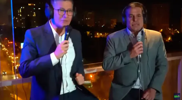El periodista generó risas por su singular estilo de conducir su programa de YouTube.