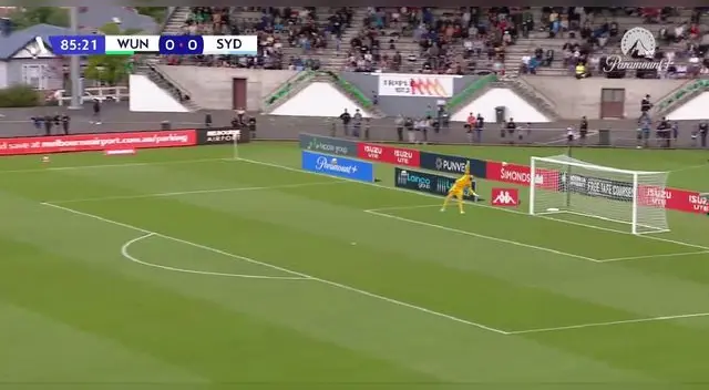 Le convirtieron un golazo de media cancha a Andrew Redmayne