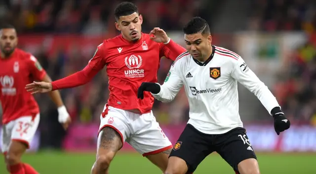 Manchester United y Nottingham Forest juegan por las semifinales de la Carabao Cup.