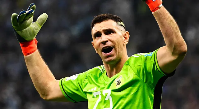 Todo parece indicar que FIFA busca implementar una regla en respuesta a las 'mañas' del Dibu Martínez en Qatar 2022. Foto: AFP