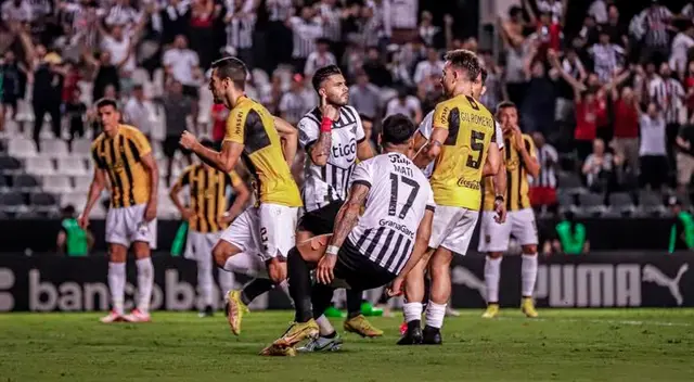 Héctor Villalba celebra su gol con Libertad ante Guaraní