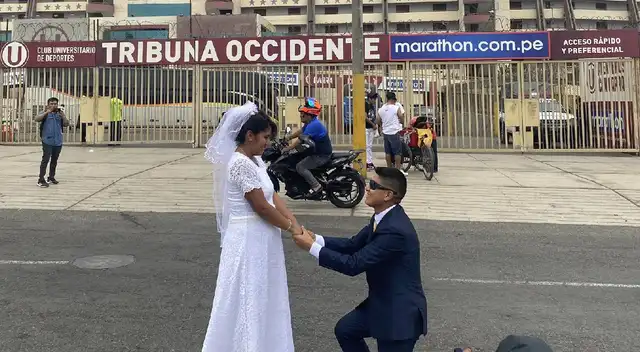 Pareja recién casada acude a sesión de fotos en exteriores del Estadio Monumental