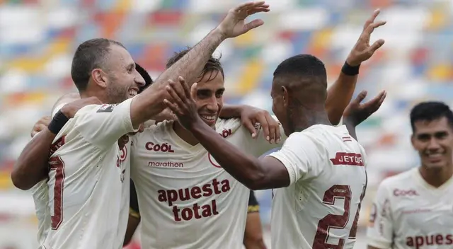 Pérez Guedes celebrando su gol junto a Calcaterra y Polo en Universitario