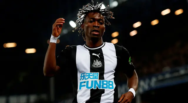 Christian Atsu con camiseta del Newcastle Christian Atsu con camiseta del Newcastle