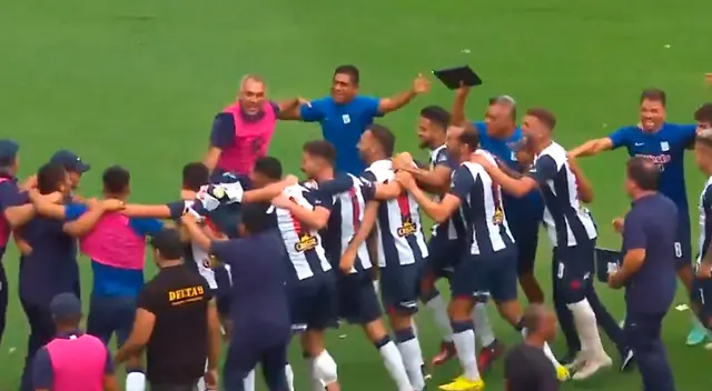 Alianza Lima celebró 'como en su casa' tras ganar a Universitario en el Monumental Alianza Lima celebró 'como en su casa' tras ganar a Universitario en el Monumental
