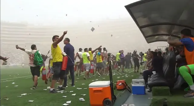 Encargados de botar el humo en el Monumental hostigaron al banco de Alianza Lima