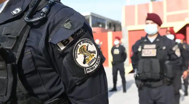 Efectivos policiales en un establecimiento.