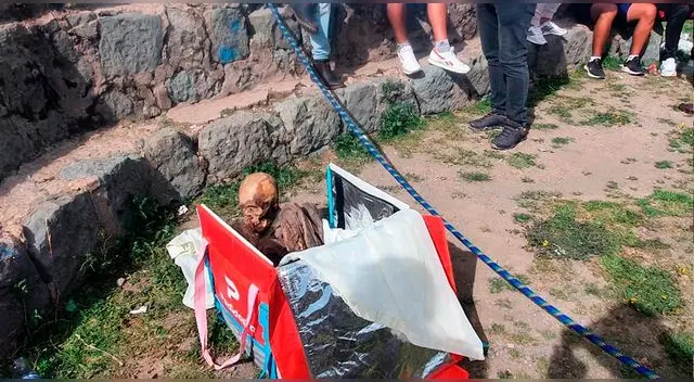 Un joven llevada una momia en la mochila térmica con la finalidad de mostrársela a sus amigos. Un joven llevada una momia en la mochila térmica con la finalidad de mostrársela a sus amigos.