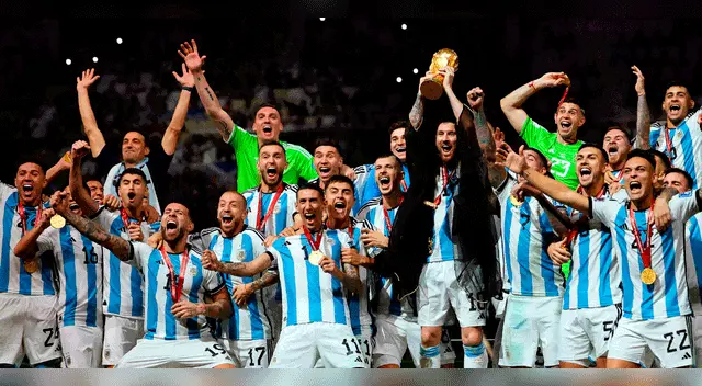 Lionel Messi levantando la copa del Mundo en Qatar