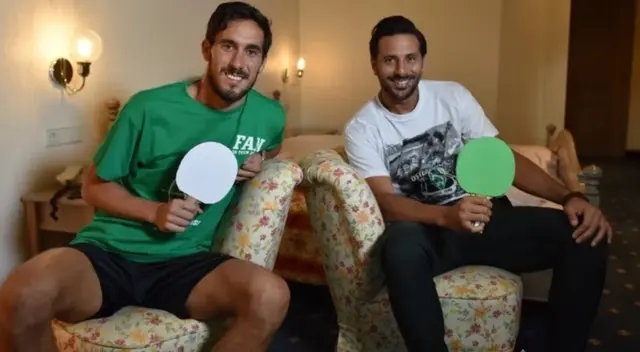 Santiago García en concentración con Claudio Pizarro