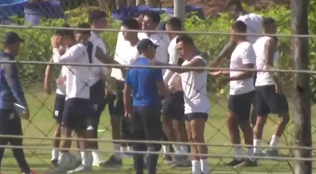 Cueva recibió fuerte 'bienvenida' en su primera práctica con Alianza