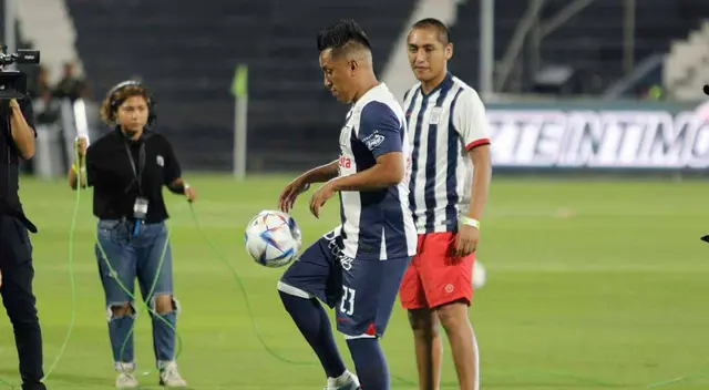 Cueva haciendo jueguitos con el balón