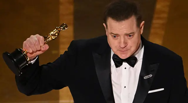 Brendan Fraser recibe la estatuilla y se emociona.