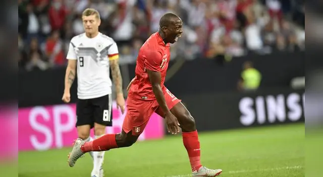 Luis Advíncula celebrando el gol ante Alemania en 2018.