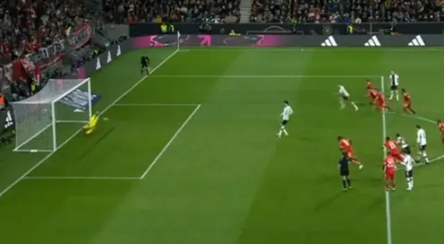 Instantes del penal fallado por Kai Havertz.