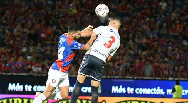 Jugadores de Cerro Porteño y Nacional disputan el balón.