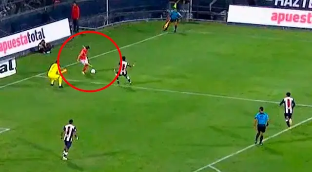 El futbolista fue criticado por comentaristas de Liga 1 MAX por el 'lujo' en el Alianza Lima vs. Cienciano. Foto: Liga 1 MAX / Composición Líbero El futbolista fue criticado por comentaristas de Liga 1 MAX por el 'lujo' en el Alianza Lima vs. Cienciano. Foto: Liga 1 MAX / Composición Líbero